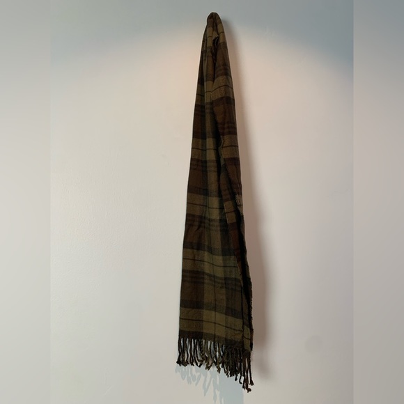Elevate your winter wardrobe with this Kennedy Scotland 100% cashmere scarf - Picture 2 of 2